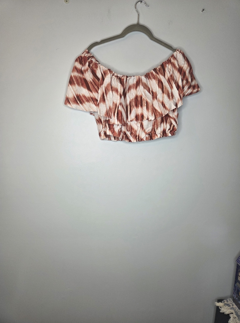 Banana Republic Rust and Cream Off-Shoulder Ruffle Crop Top, Size Large
